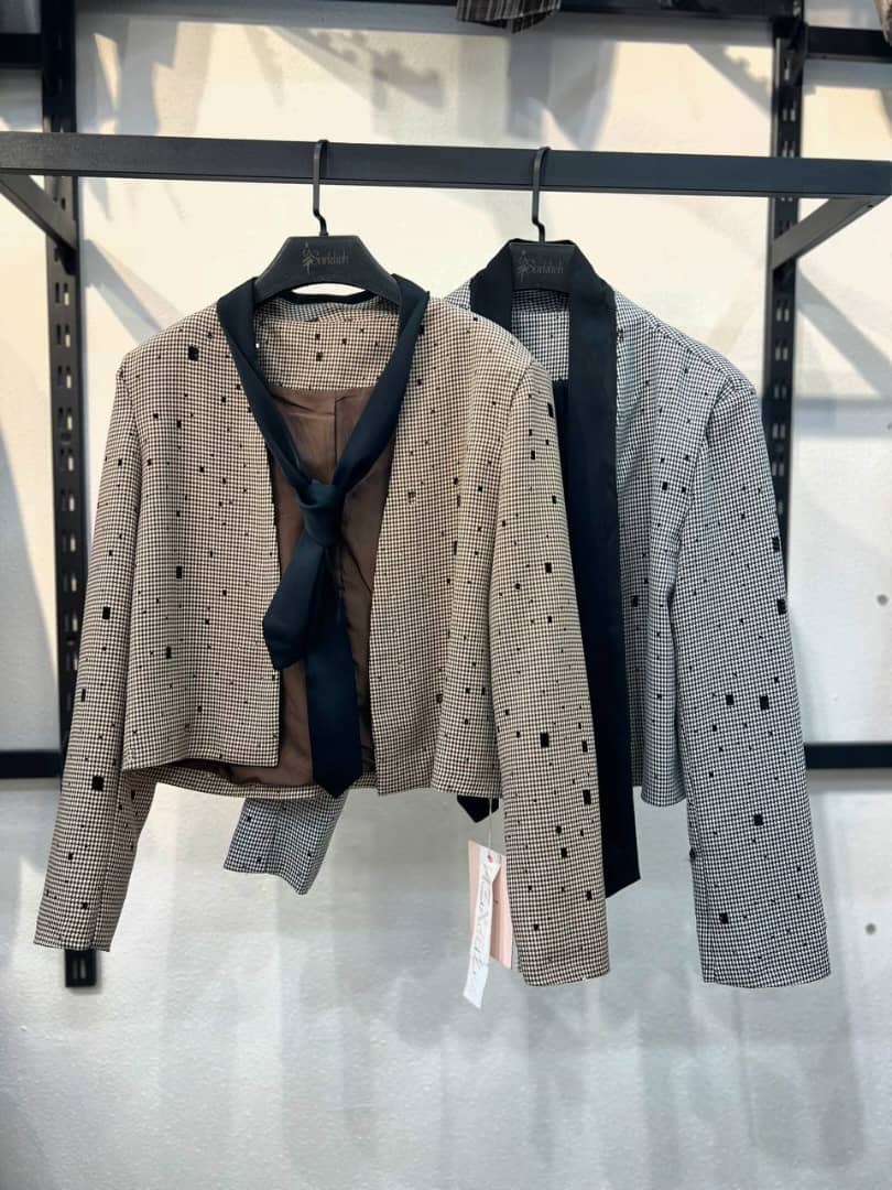 کت مجلسی زنانه بایقه ساتن مشکی و طرح چهار خانه ظریف