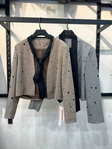 کت مجلسی زنانه بایقه ساتن مشکی و طرح چهار خانه ظریف