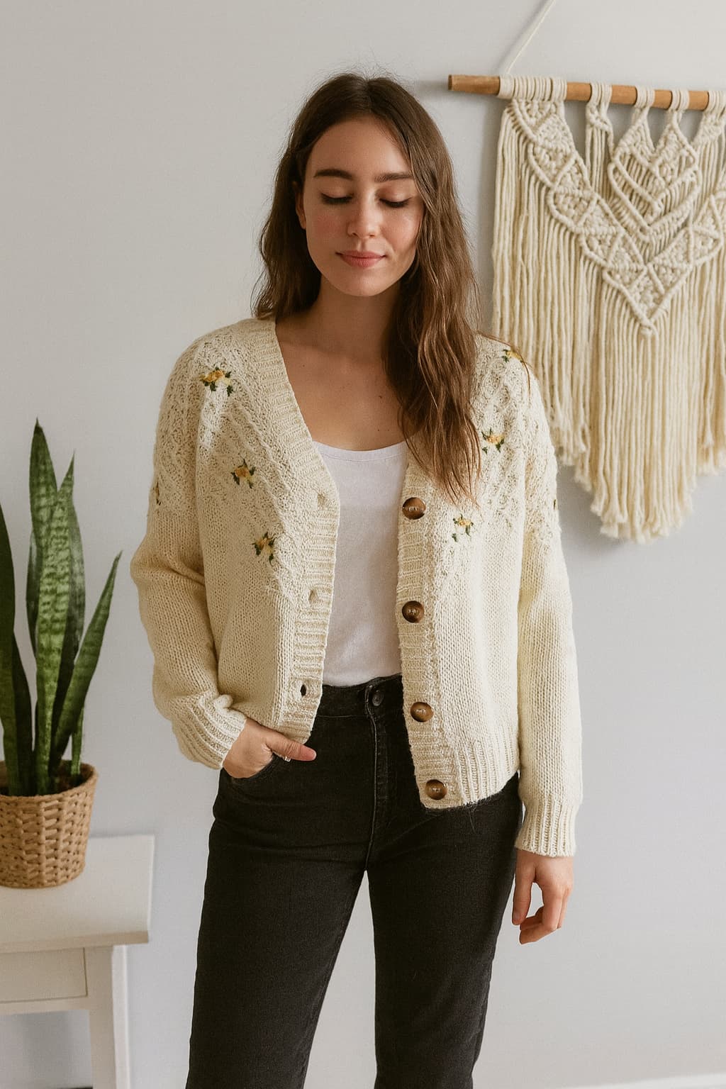 کاردیگان بافت کرم گلدوزی زنانه _مدل یقه هفت دکمه دار